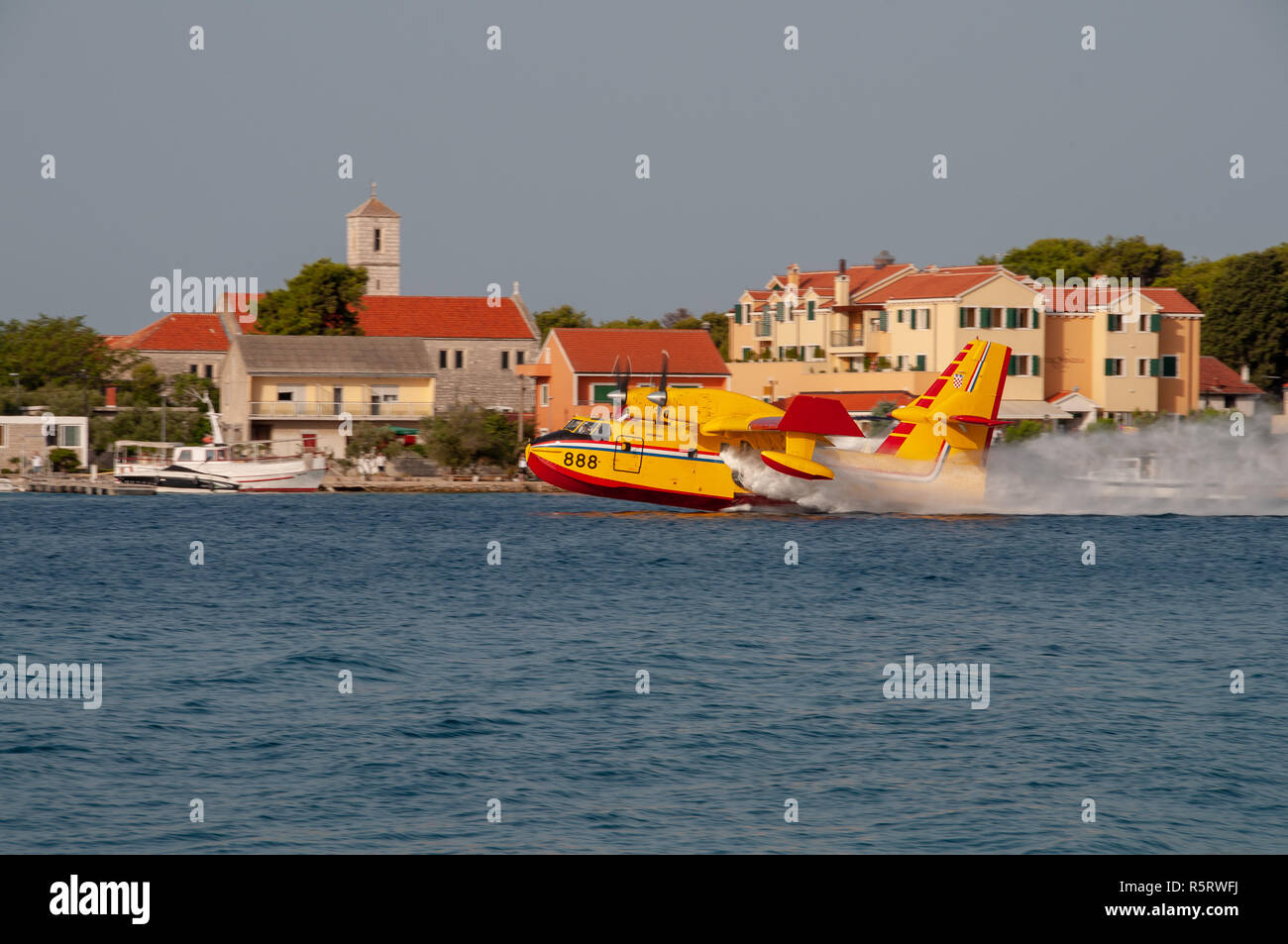 Sibenik, Croazia - 05 agosto 2012: Acqua bomber n azione lotta contro gli incendi vicino a Sibenik. Croazia la costa è afflitto da incendi in estate e gestisce un Foto Stock
