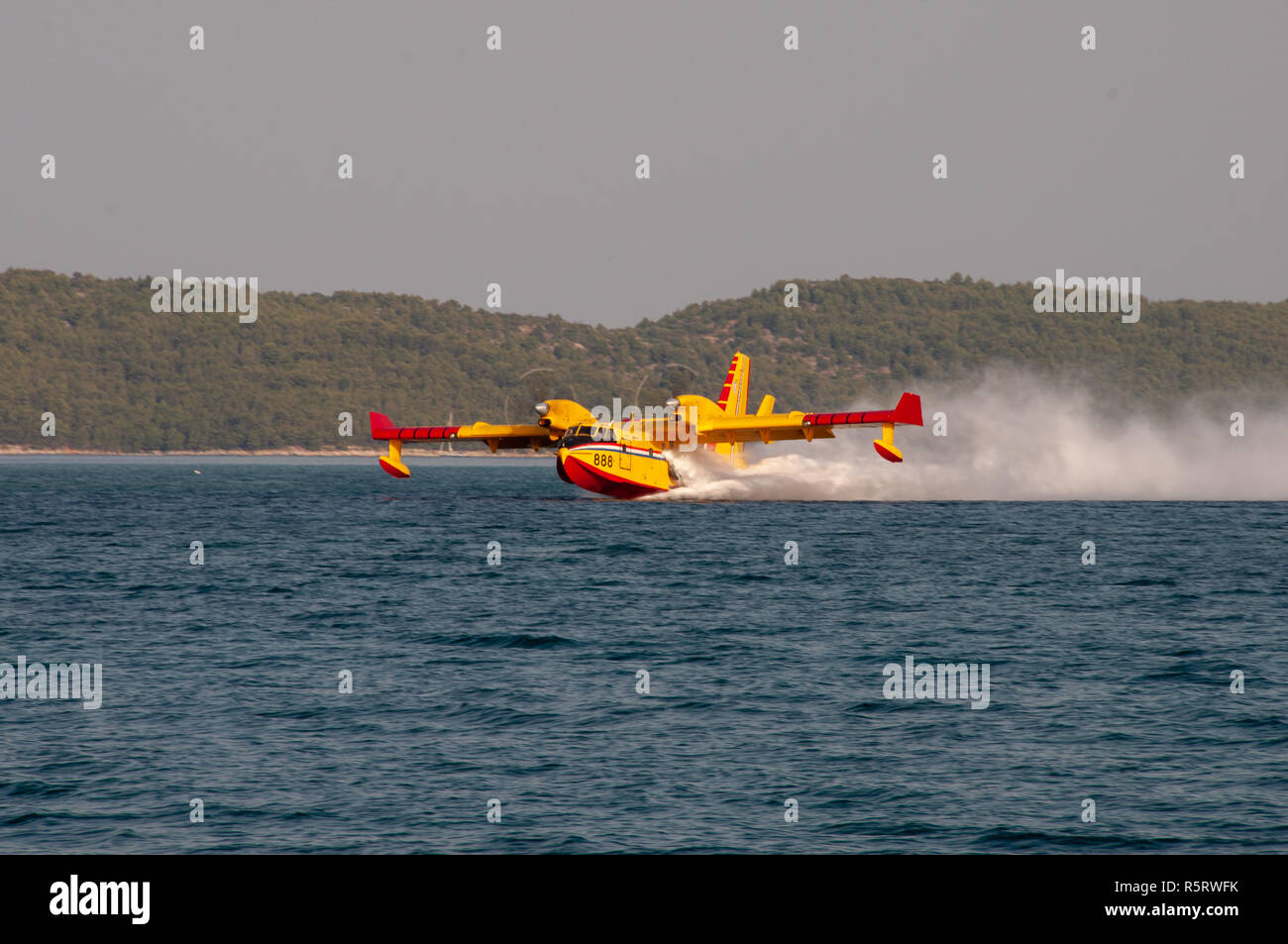 Sibenik, Croazia - 05 agosto 2012: Acqua bomber n azione lotta contro gli incendi vicino a Sibenik. Croazia la costa è afflitto da incendi in estate e gestisce un Foto Stock