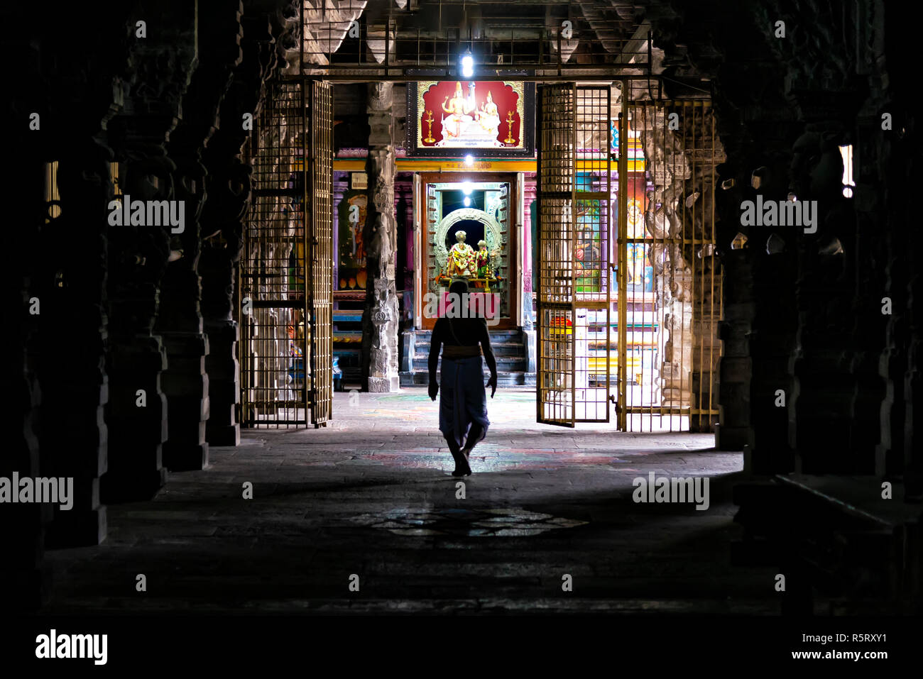 Kanchipuram, India - 19 agosto 2018: un bramino a piedi un indù santuario all'interno del tempio Ekambareswarar in Tamil Nadu Foto Stock