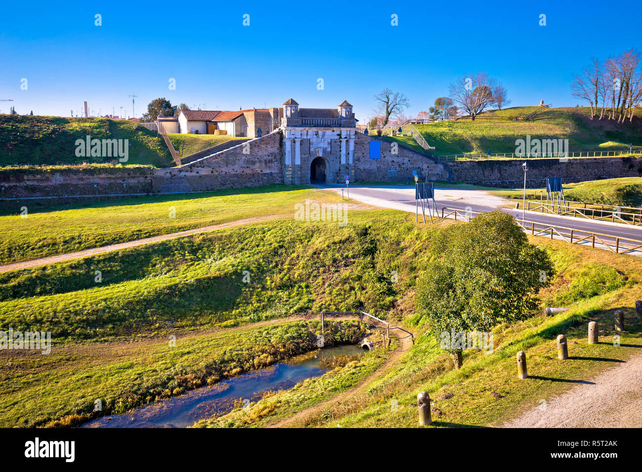 Città di Palmanova mura di difesa e la porta di pietra vista Foto Stock