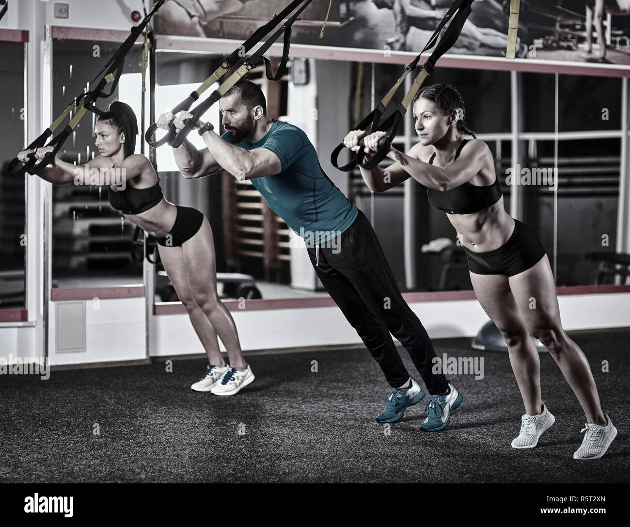 Athletic persone facendo crossfit training con cinghie trx Foto Stock