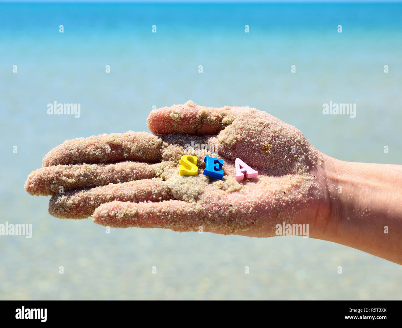 Mano umana nella sabbia Foto Stock