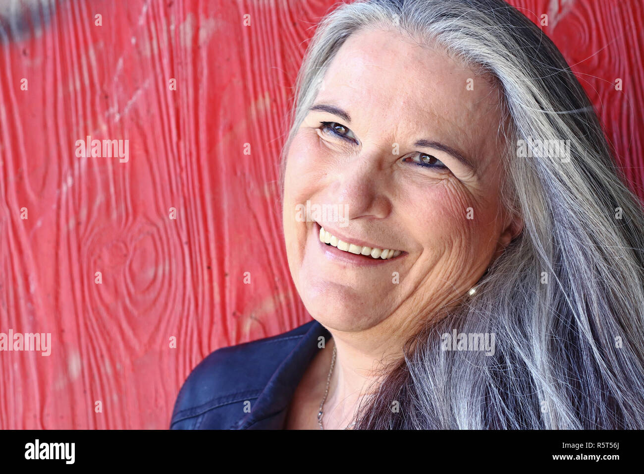 Un felice ridendo donna anziana con i capelli grigi Foto Stock