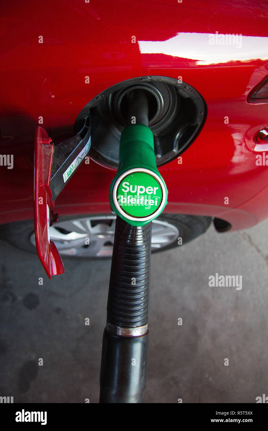 Toccare per premio la benzina senza piombo in apertura del serbatoio di un veicolo a motore Foto Stock