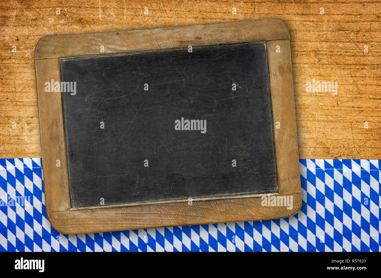 Blackboard sulla tovaglia con bianco blue diamond pattern Foto Stock