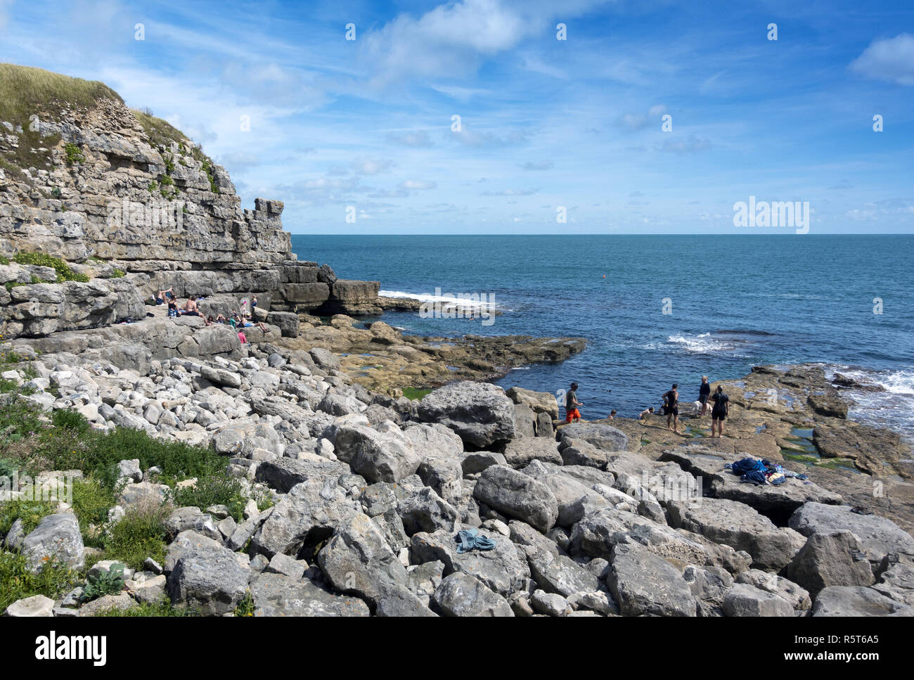 Persone che esplorano la spiaggia di Winspit vicino a Worth Matravers, Isola di Purbeck, Dorset, Inghilterra, Regno Unito Foto Stock