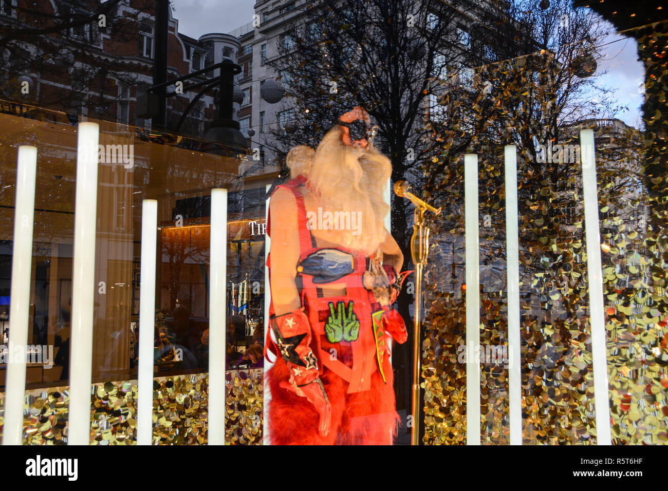 Selfridges rocce Christmas Festive Window display presso la famosa dal grande magazzino Selfridges a Londra, in Oxford Street, Regno Unito Foto Stock