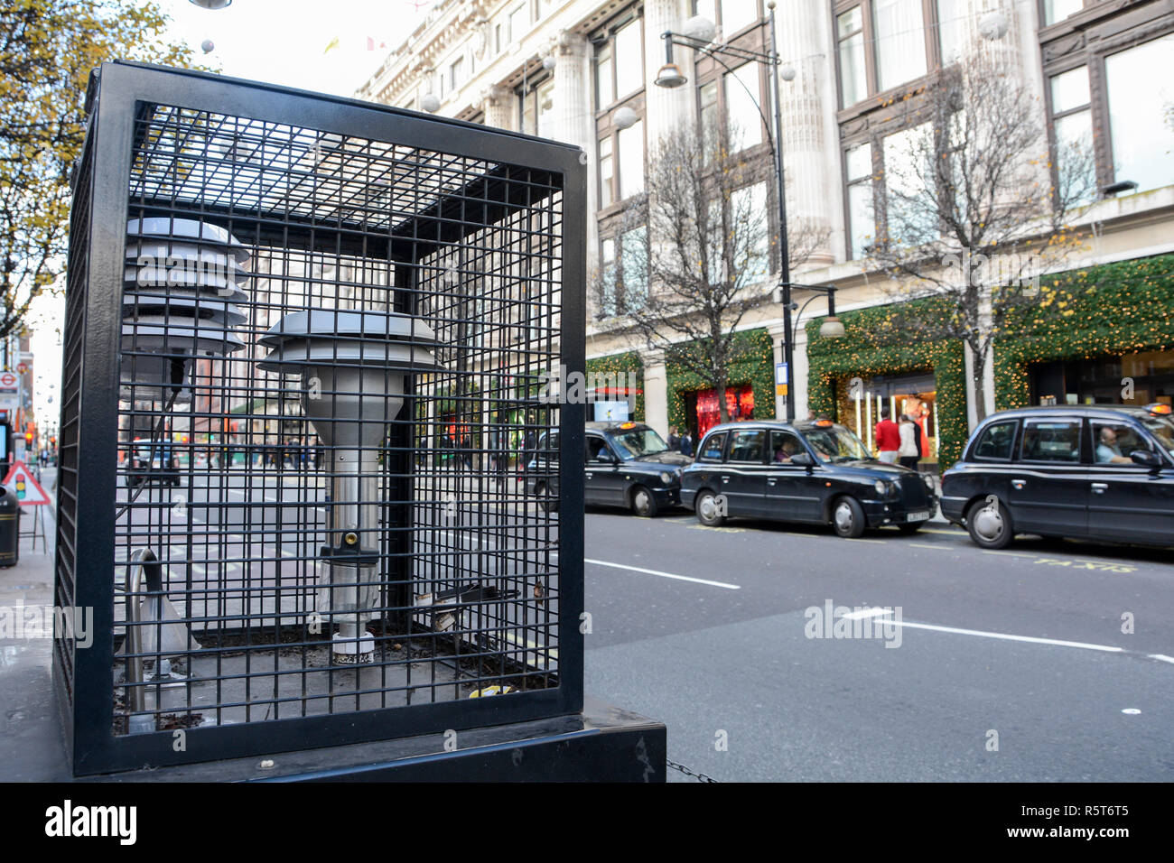 Inquinamento atmosferico monitor su Oxford Street, London, Regno Unito Foto Stock