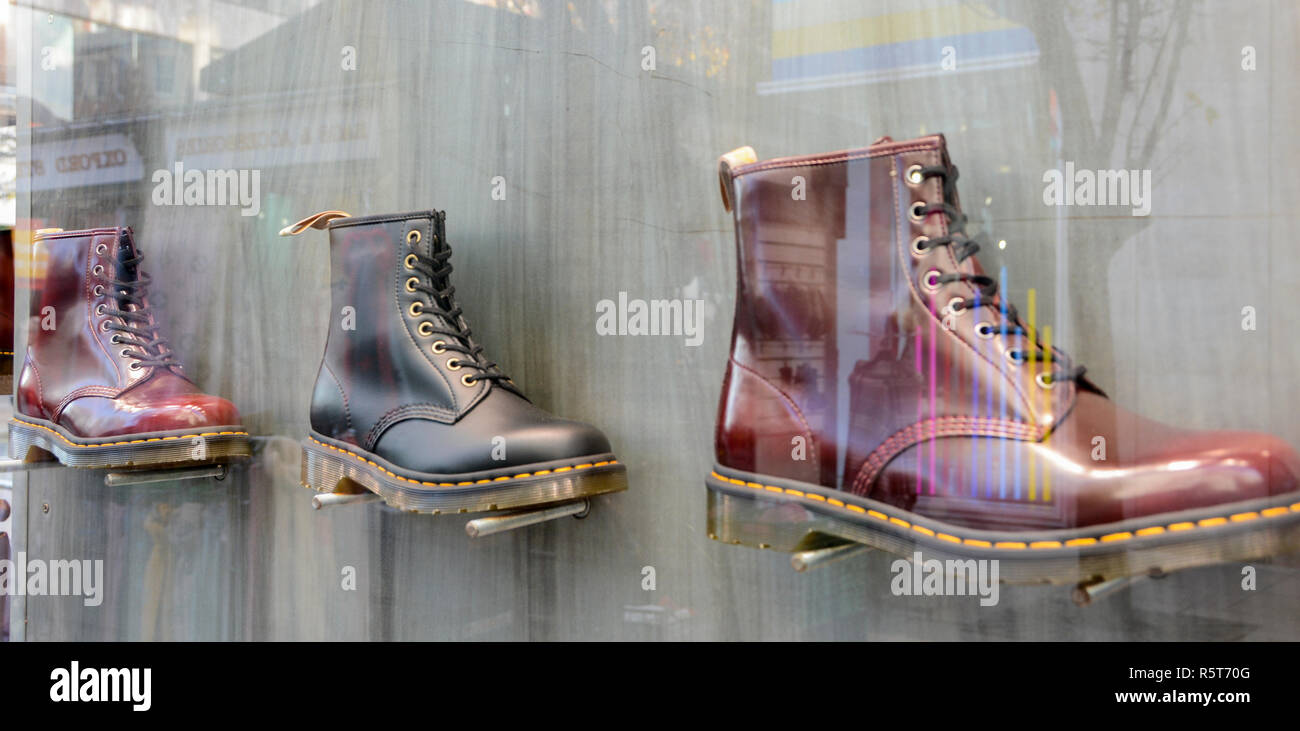 Dr Martens negozio di scarpe, Oxford Street, London, Regno Unito Foto stock  - Alamy