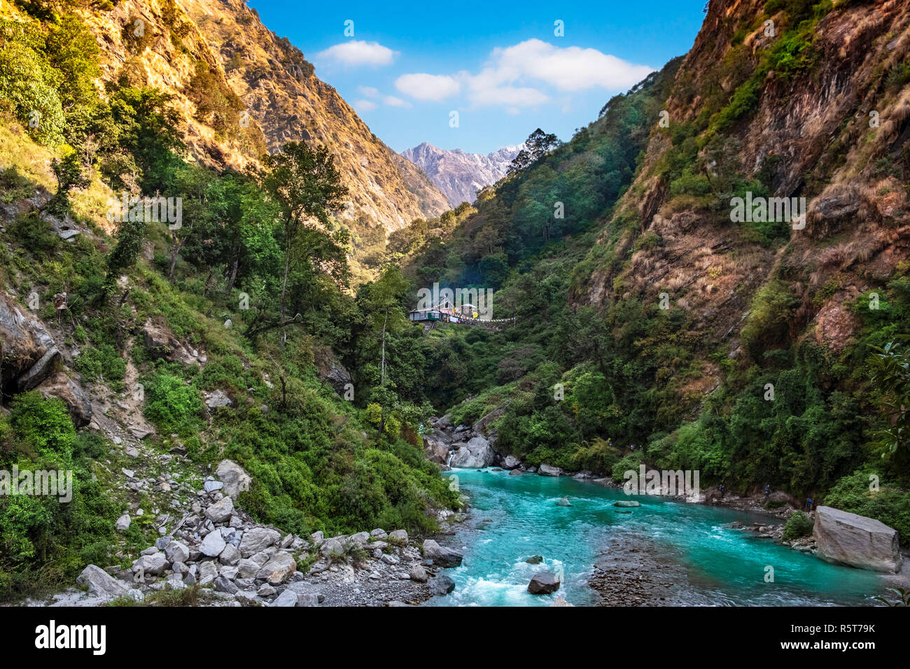 Langtang fiume in Nepal con insediamenti umani in background Foto Stock