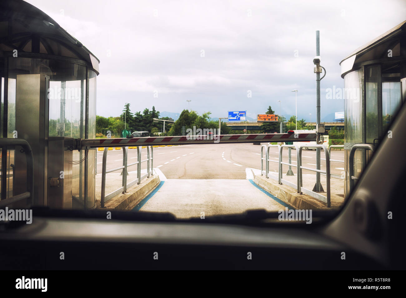 Close up sul gateway in autostrada in italia Foto Stock