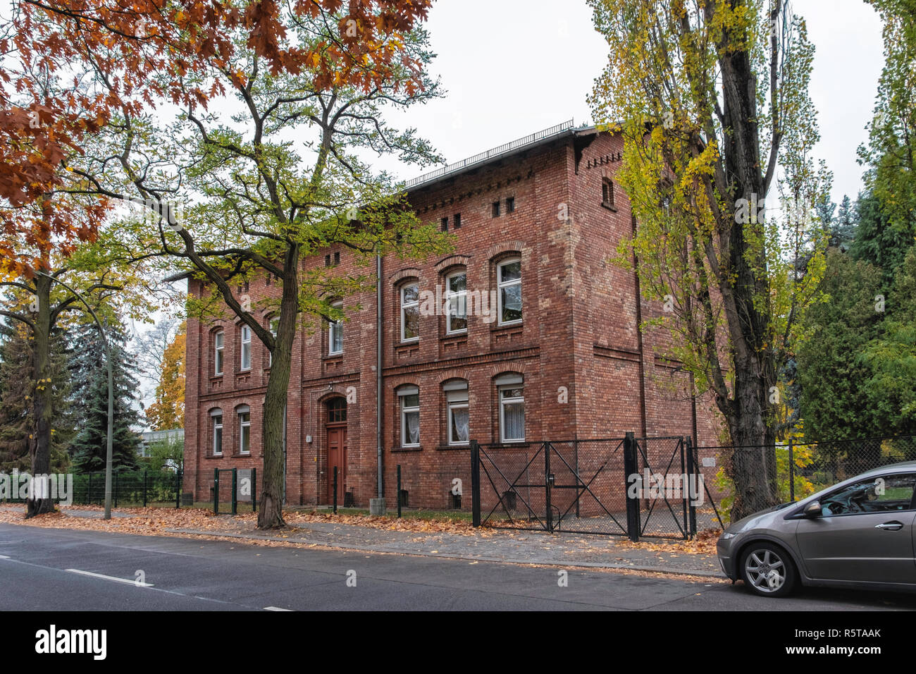 Berlino, Reinickendorf, Neheimer Strasse 7, storico edificio in mattoni con protette elencate di stato. Esterno facciata & Foto Stock