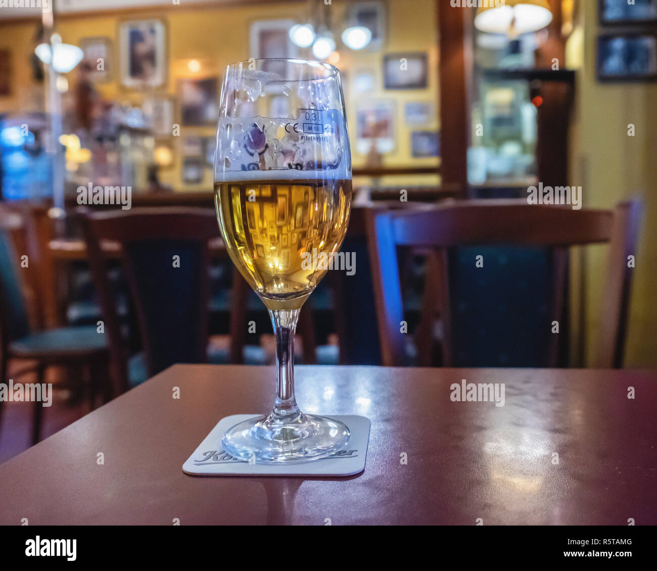 Berlino, Brasserie Alt-Tegal pub interno. Tradizionale bar & ristorante con pieno per metà bicchiere di birra sul tavolo Foto Stock