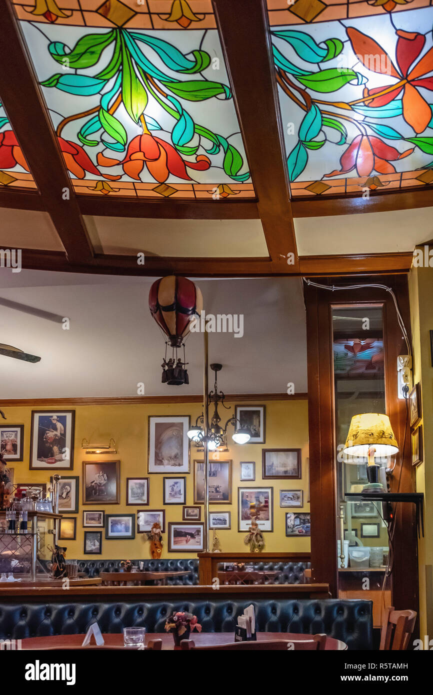 Berlino, Brasserie Alt-Tegal pub interno. Trraditional old bar & restaurant. Vecchie foto & soffitto in vetro colorato Foto Stock