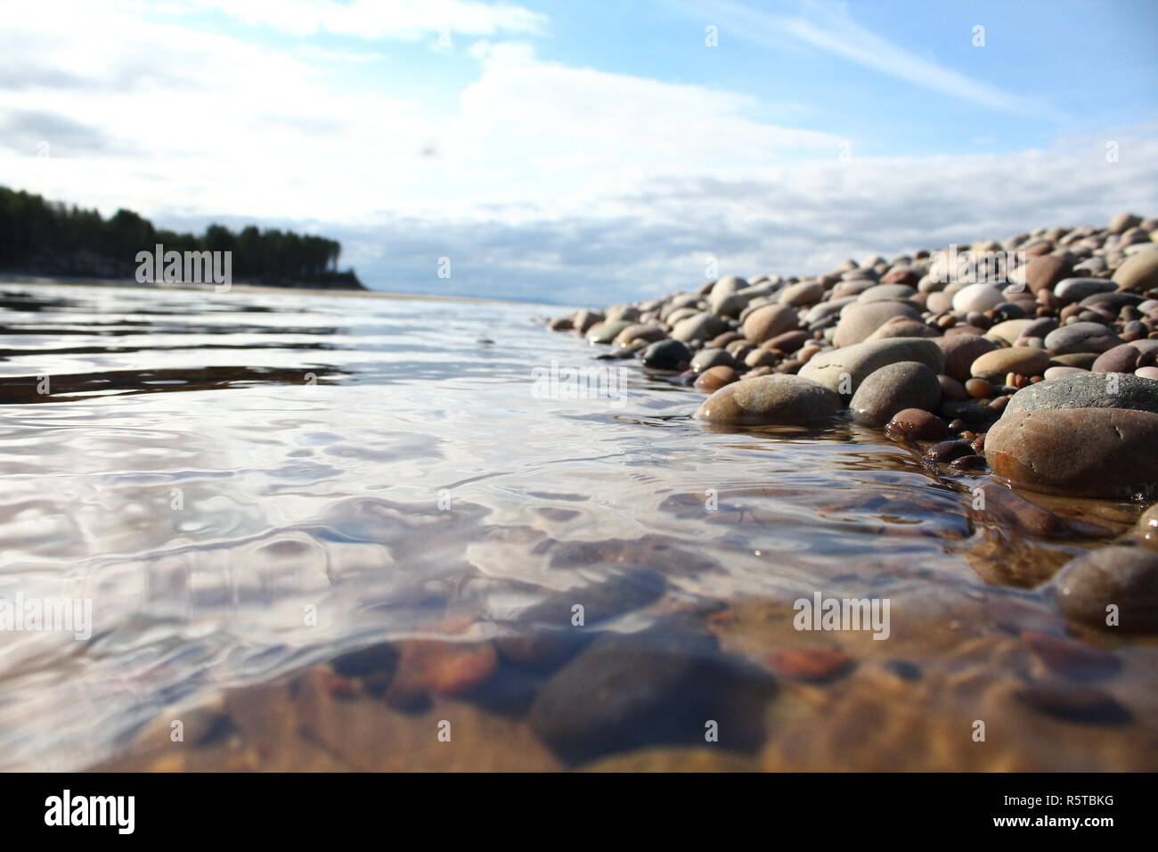 Un colpo basso guardando fuori come l'acqua lascia Findhorn Bay , Scozia e fluisce nel mare. Foto Stock