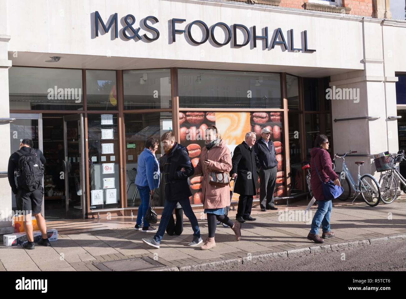 Cambridge, Inghilterra - Ottobre 2018: la gente a piedi nella parte anteriore del M&S Mark e Spencer Foodhall ingresso nella piazza del mercato, Cambridge, Regno Unito Foto Stock