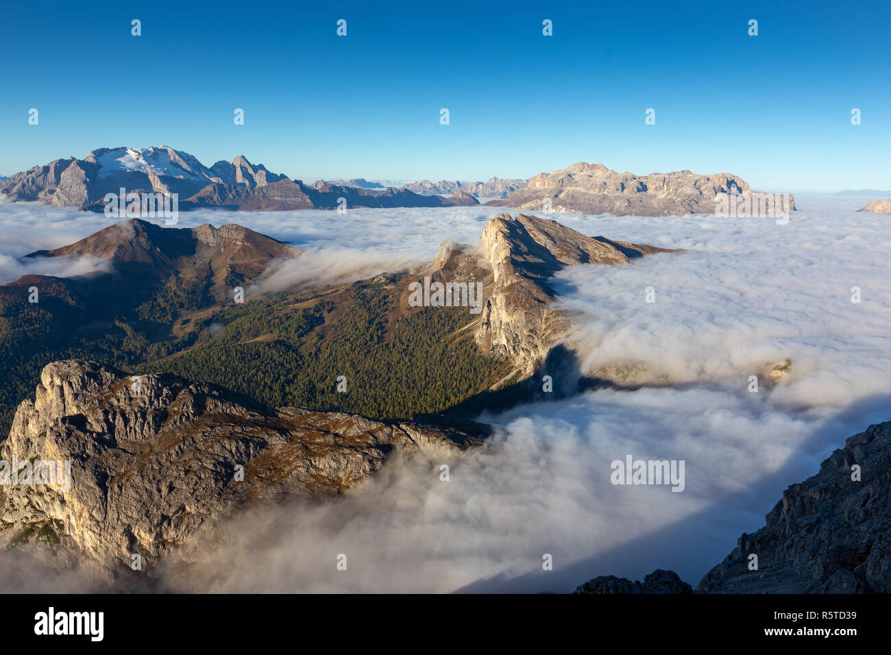 Le Dolomiti, le nuvole e le cime: Sass de Stria, Settsass, Marmolada. Alpi Italiane. Europa. Foto Stock