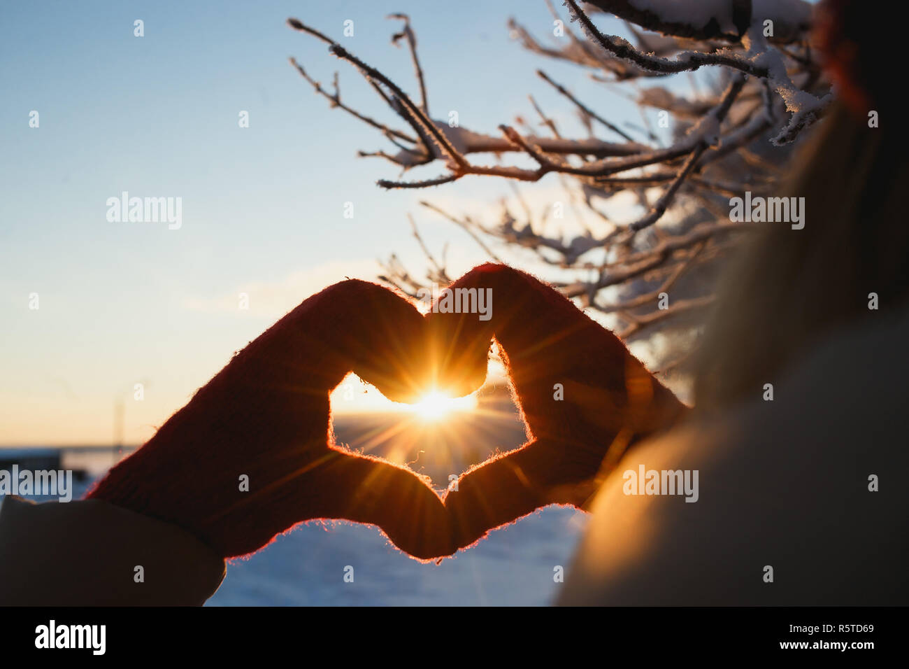 Forma di cuore simbolo della donna guanti in inverno gelido tramonto.  Concetto di inverno, incontri, il giorno di San Valentino e amore Foto  stock - Alamy