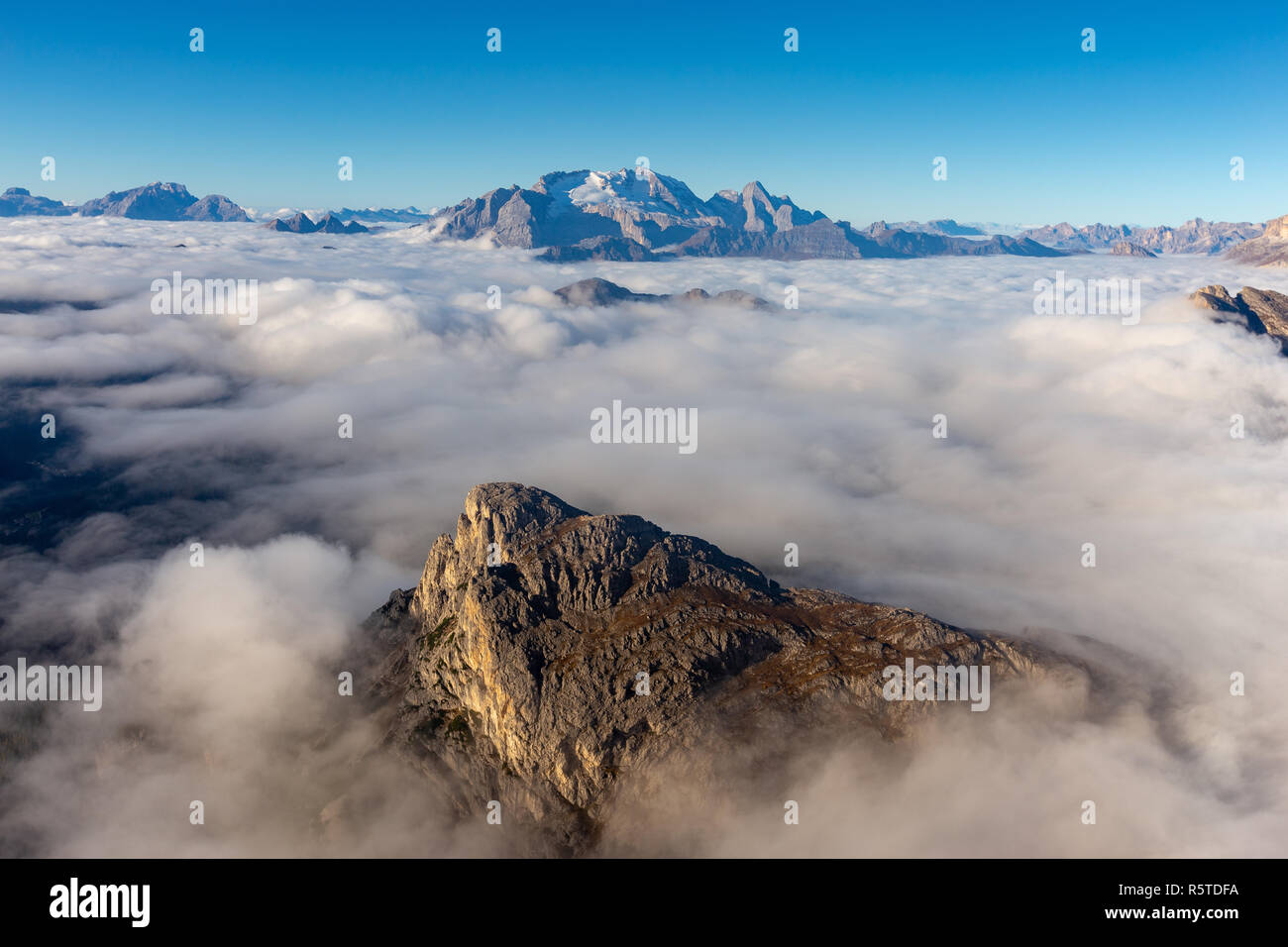 Dolomiti, Nuvole e picchi: Sass de Stria, Marmolada. Alpi Italiane, Europa. Foto Stock