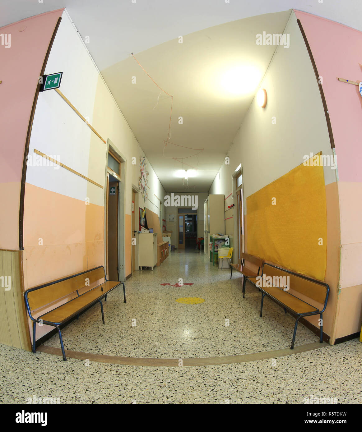 All interno di una scuola hall di una scuola materna senza figli da obiettivo fisheye Foto Stock