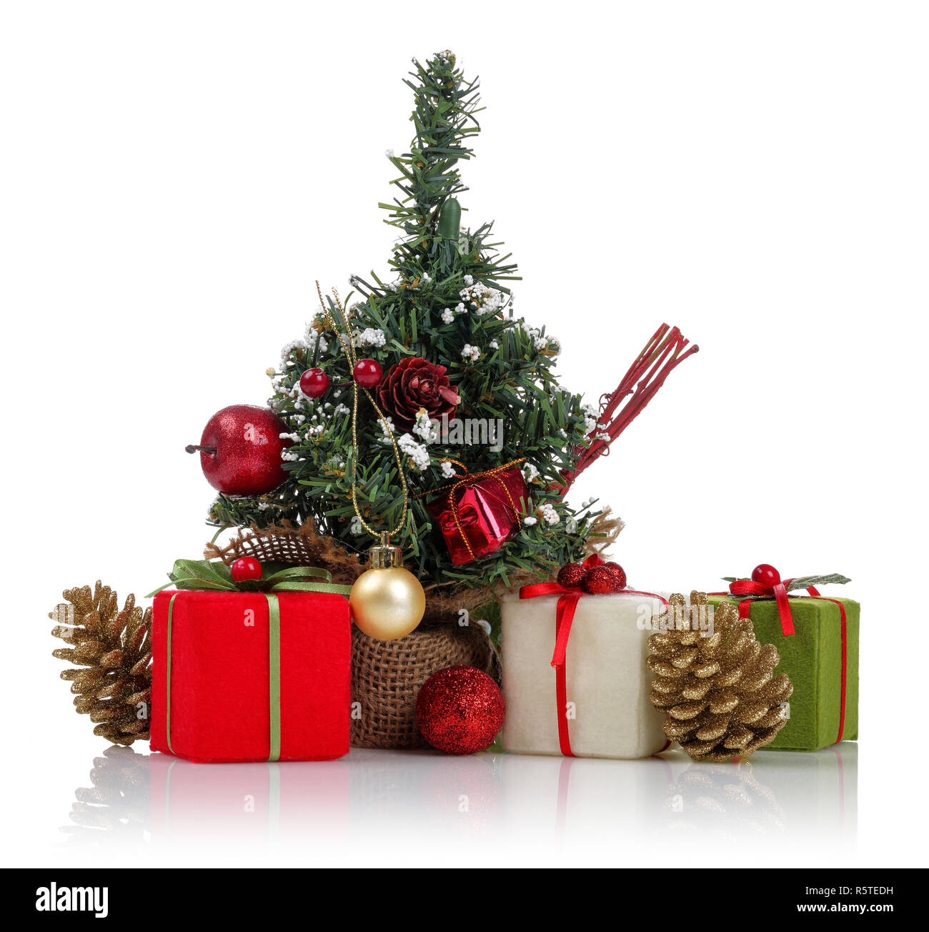 Mini albero di Natale con doni, pigne e ornamenti isolati su sfondo bianco Foto Stock