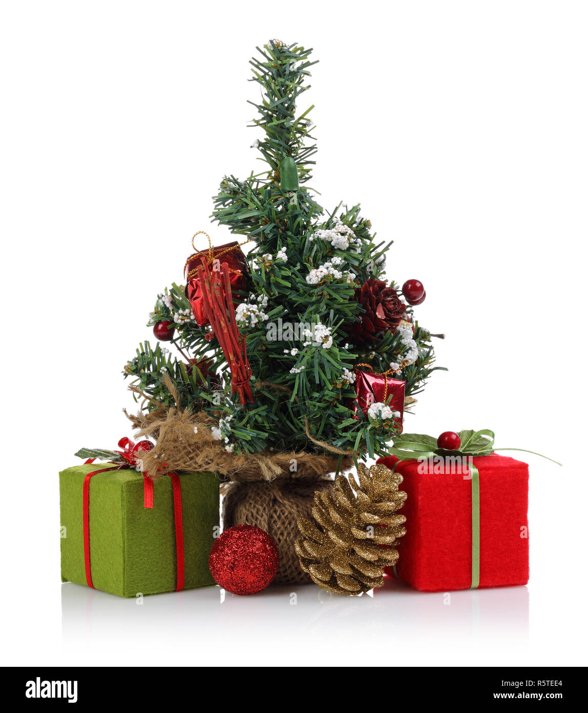 Mini albero di Natale con doni, pigne e ornamenti isolati su sfondo bianco Foto Stock