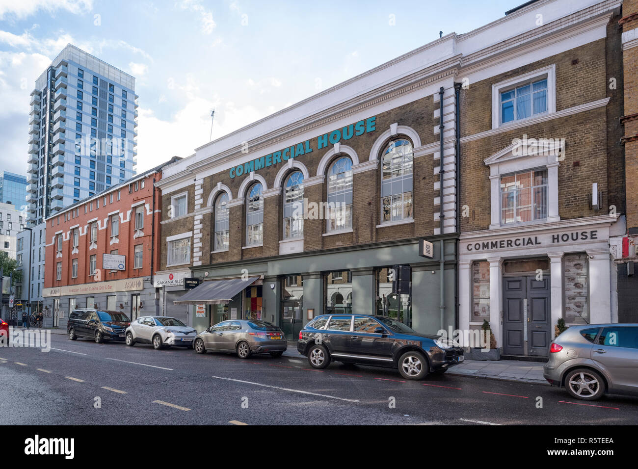 Casa commerciale, su Commercial Street, Londra E1, costruito nel 1841 come un ebreo di neonati scuola ma convertito in locali commerciali in una data successiva. Foto Stock