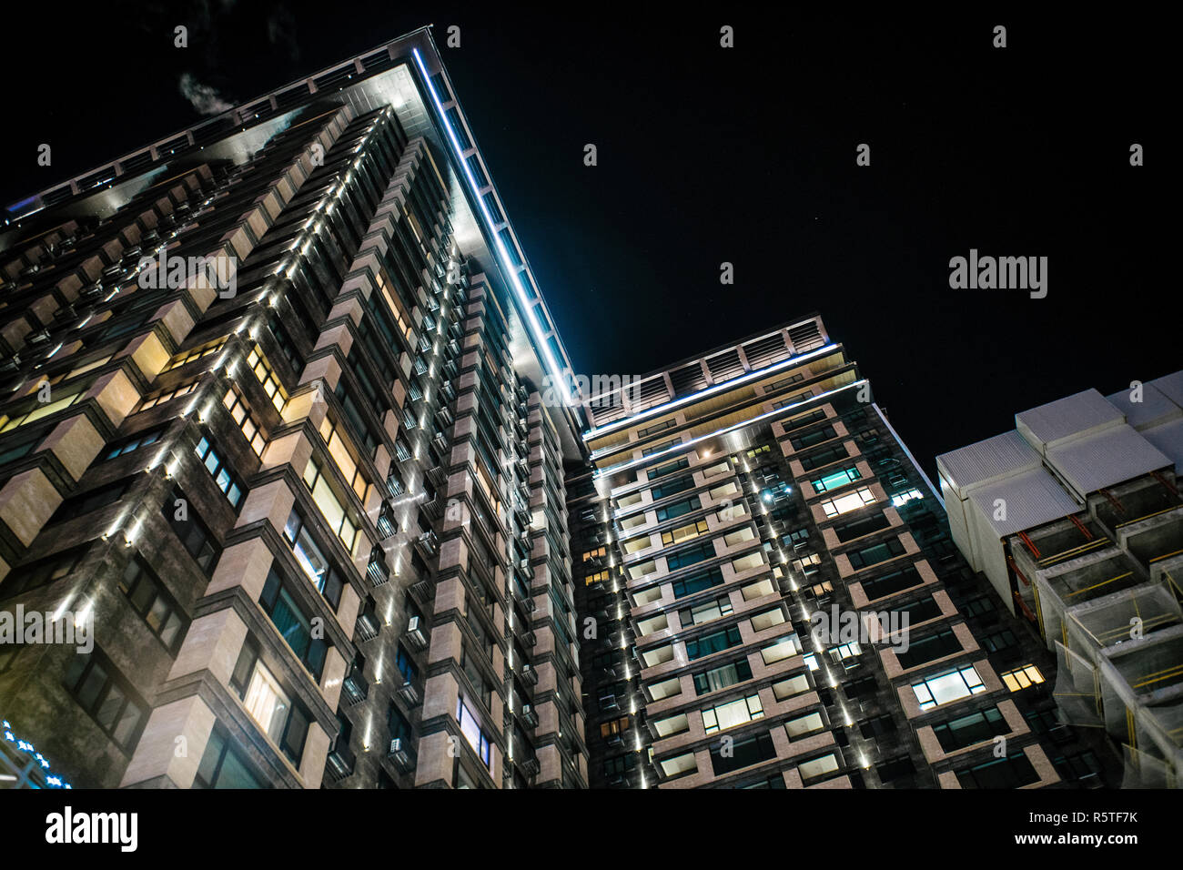 Skyscrapper ucraino con illuminazione al crepuscolo, situato a Kiev Foto Stock