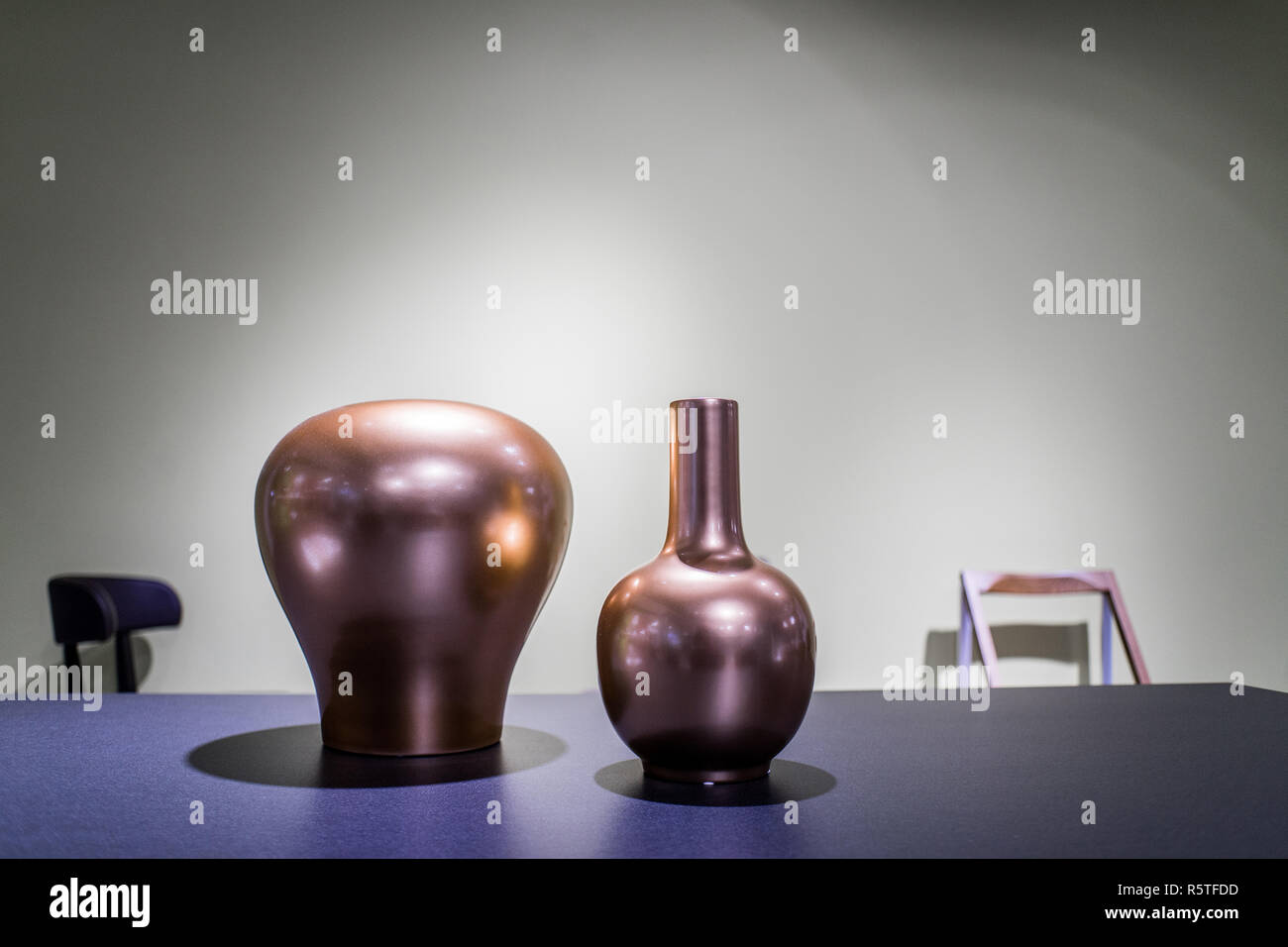 Il design moderno vasi sul soppalco tavolo interno Foto Stock