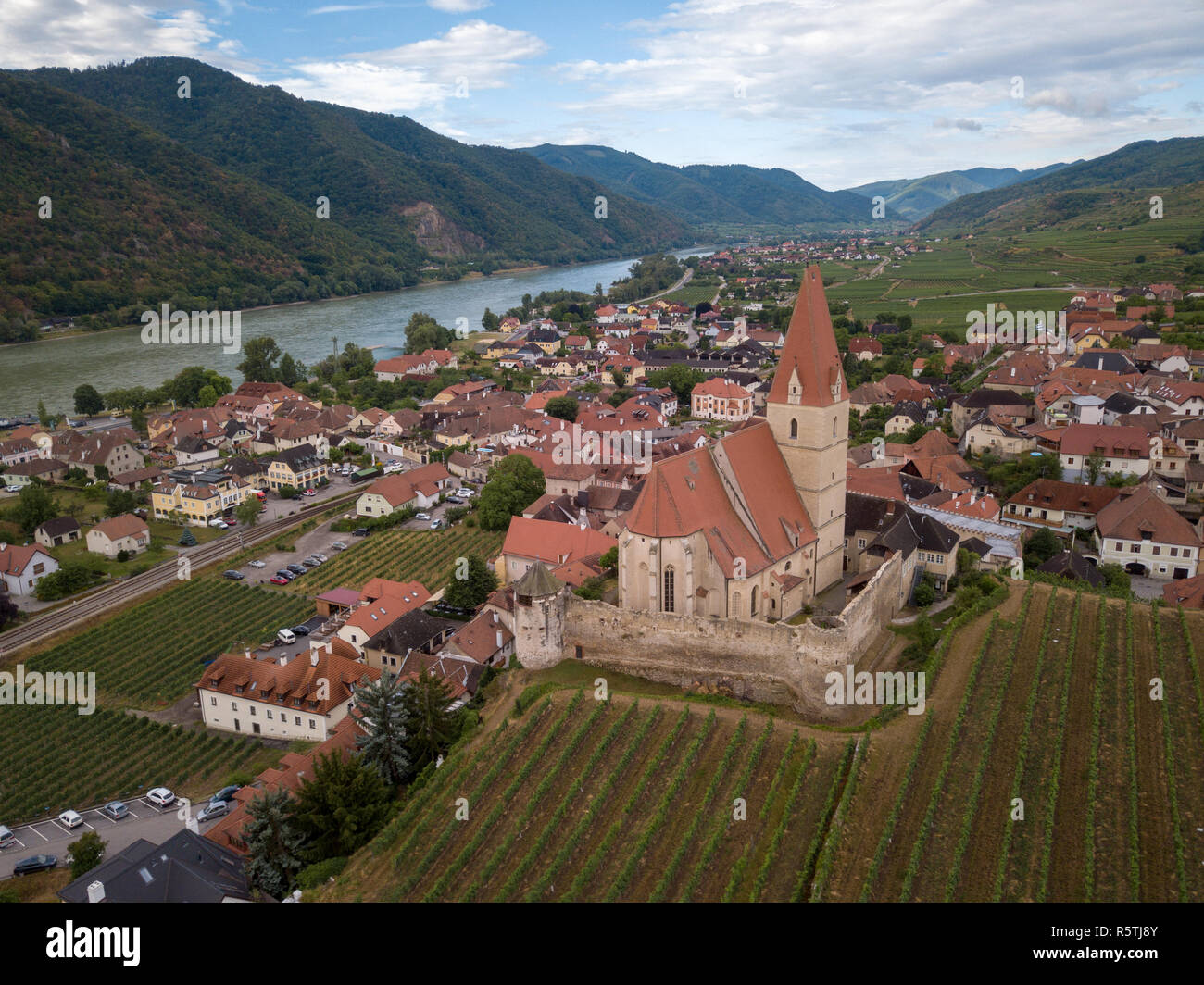 Vista aerea di Weissenkirchen splendido villaggio con cantine della regione di Wachau lungo il Danubio in Austria con fortificata medievale Cattolica Romana Foto Stock