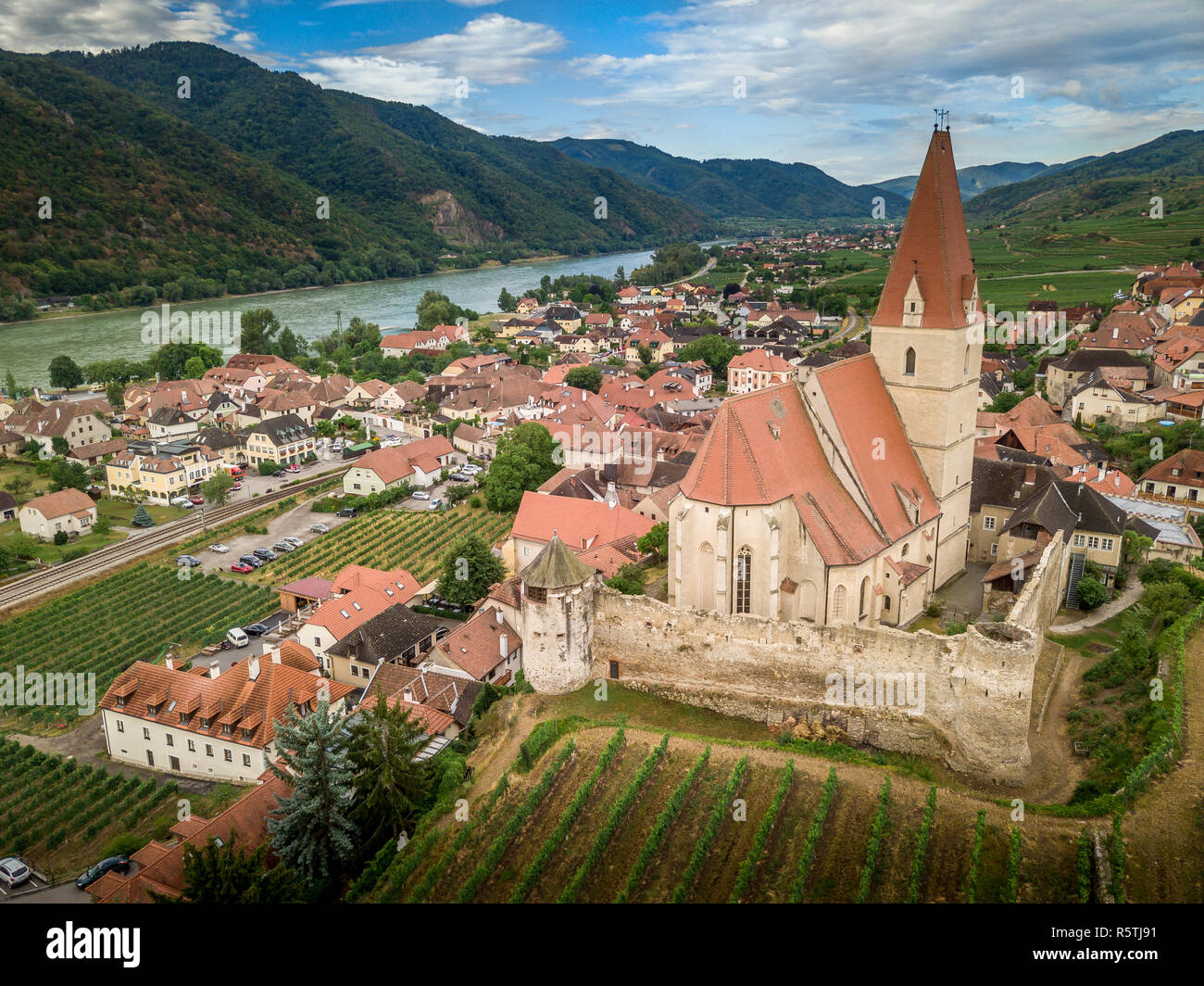 Vista aerea di Weissenkirchen splendido villaggio con cantine della regione di Wachau lungo il Danubio in Austria con fortificata medievale Cattolica Romana Foto Stock