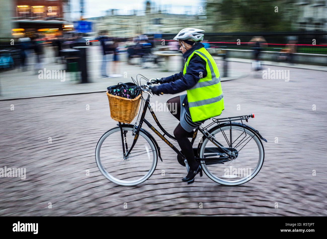 Cambridge Escursioni in bicicletta - cicli di " commuters " home attraverso il centro di Cambridge Foto Stock