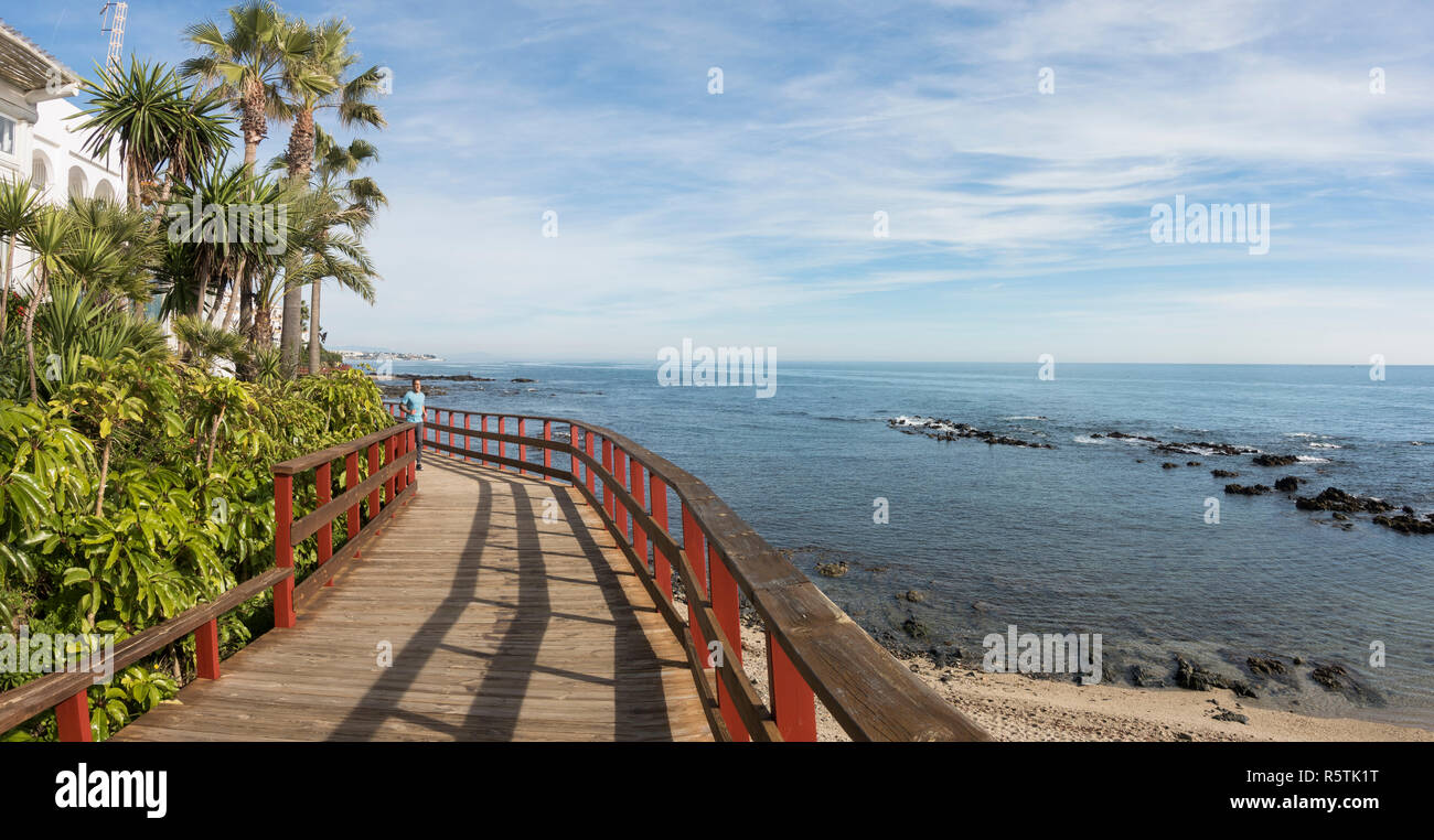 Senda Litoral, passerella in legno, marciapiede, lungomare, collegando le spiagge della Costa del Sol, La Cala, Andalusia, Spagna. Foto Stock