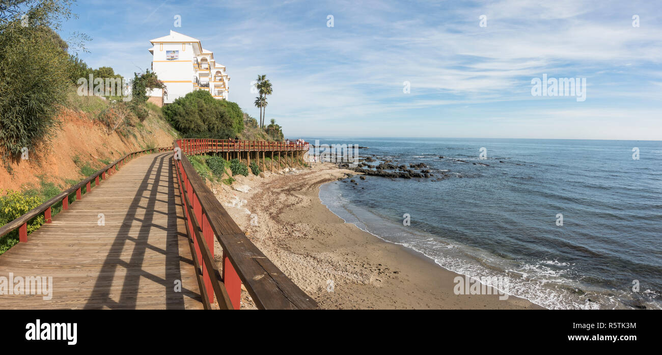 Senda Litoral, passerella in legno, marciapiede, lungomare, collegando le spiagge della Costa del Sol, La Cala, Andalusia, Spagna. Foto Stock