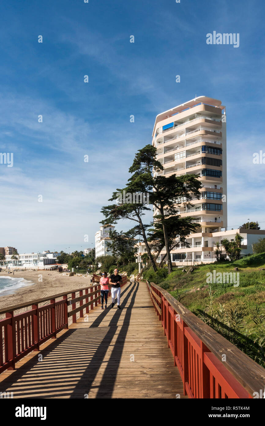 Senda Litoral, passerella in legno, marciapiede, lungomare, collegando le spiagge della Costa del Sol, La Cala, Andalusia, Spagna. Foto Stock