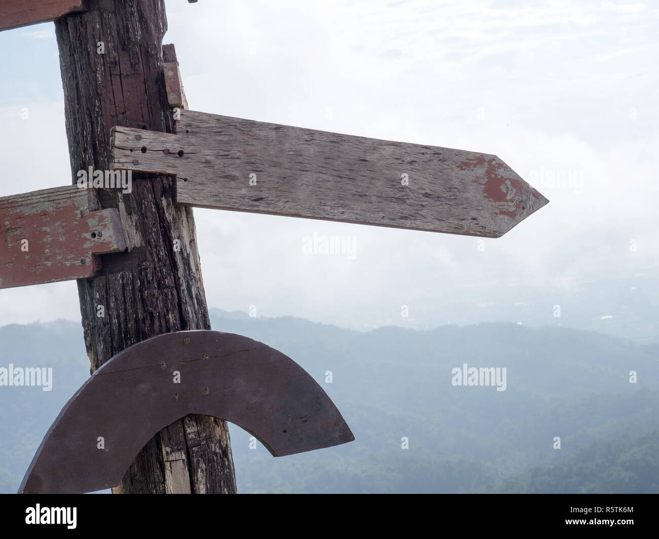 Tre Vecchi cartello in legno modello freccia sullo sfondo è una montagna in legno per cartello freccia è vuota per inserire Contenuti e testo Foto Stock