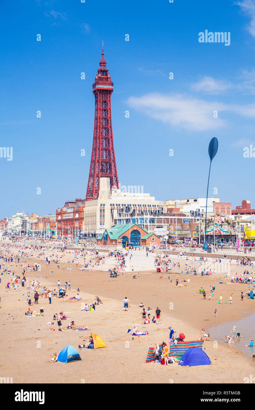 Blackpool Beach Estate e Blackpool Tower Blackpool Regno Unito un sacco di gente sulla spiaggia sabbiosa a Blackpool Lancashire England Regno Unito GB Europa Foto Stock