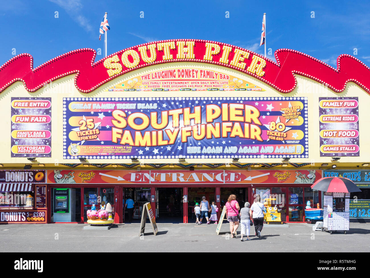 Ingresso di Blackpool all'iconico South Pier di Blackpool luna park e parco giochi sul lungomare di Blackpool Lancashire England Regno Unito GB Europa Foto Stock