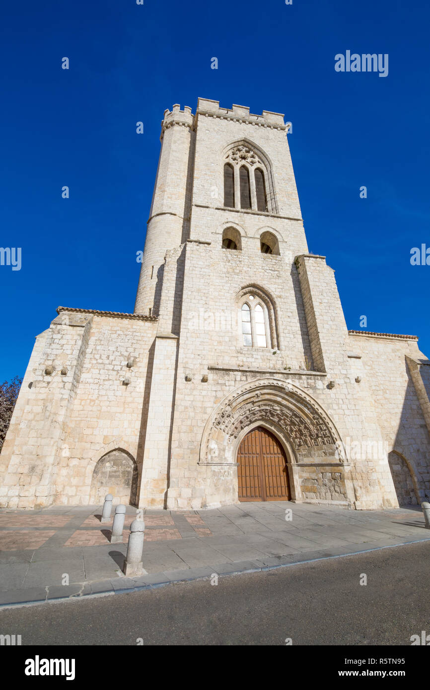 Facciata di edificio antico chiesa di San Miguel, o San Michele, il romanico e il gotico monumento dal XI secolo nella città di Palencia Castiglia Leo Foto Stock