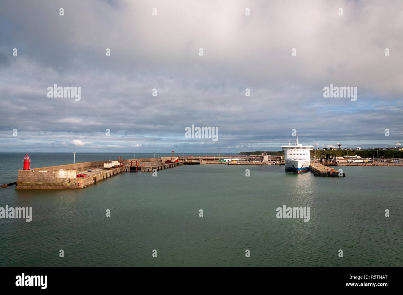 Porto di Rosslare vista generale sulla calma sera d'estate. Rosslare Europort nella Contea di Wexford in Irlanda. Regno Unito Irlanda il collegamento dal mare. Foto Stock