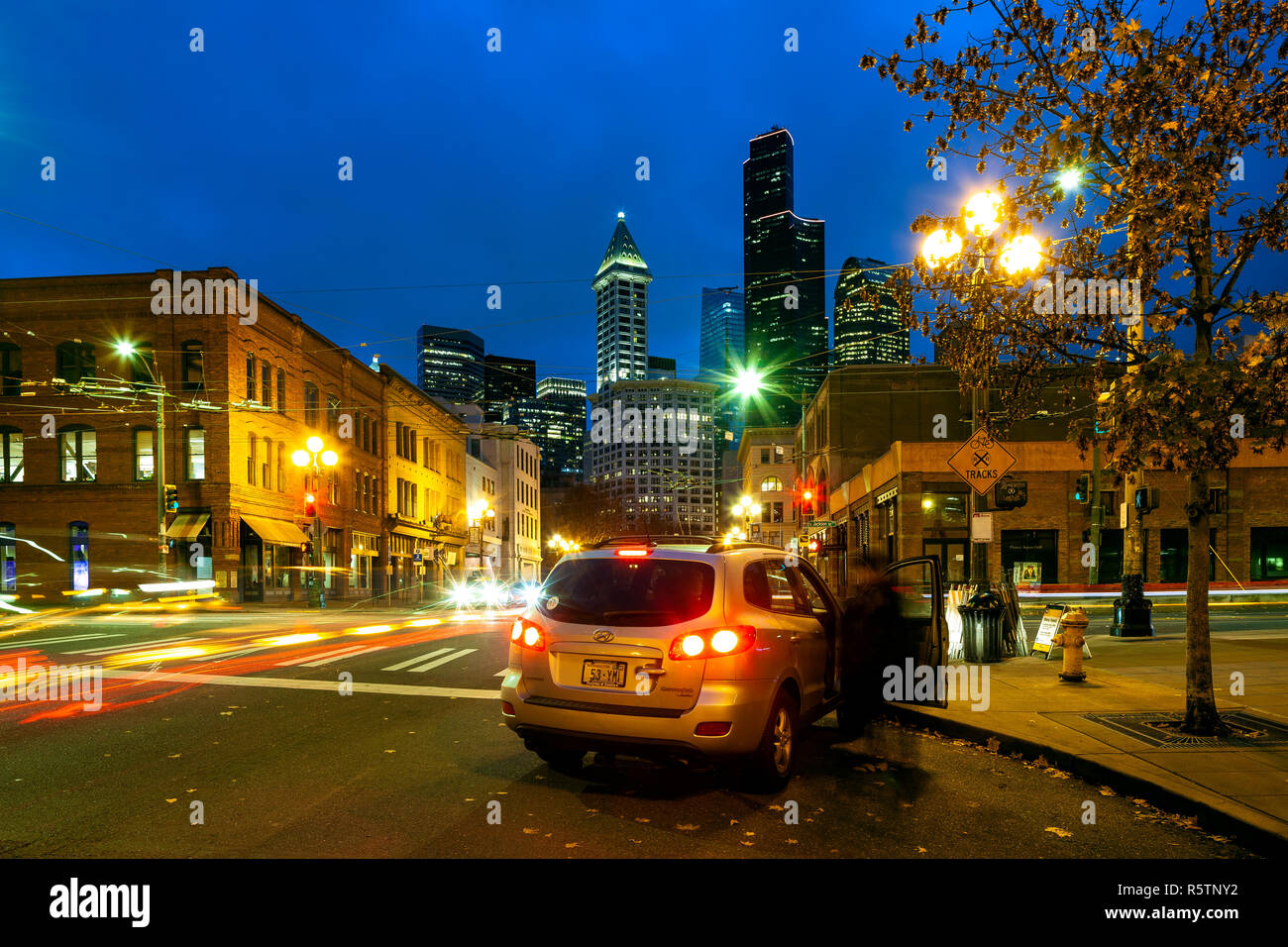 WA17017-00...WASHINGTON - Seattle strade di città 2° Avenue e Jackson Street. Foto Stock