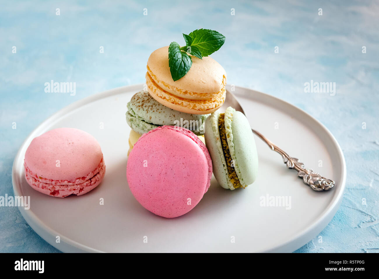 Macaron colorati torte. Piccoli dolci francesi. Dolce e colorata amaretti francese. Foto Stock