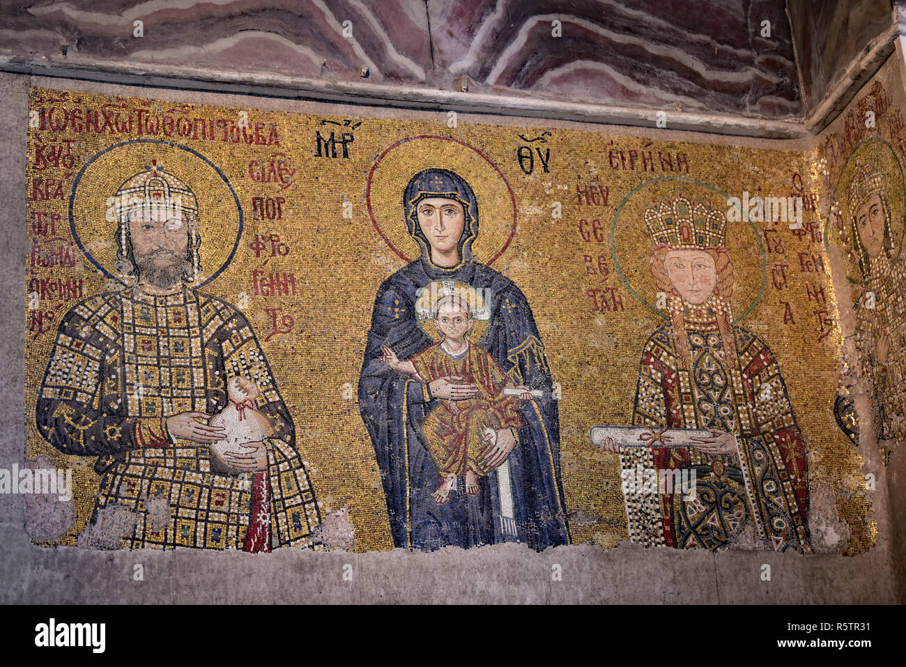 Mosaico della "Vergine Maria con l'IMPERATORE GIOVANNI II COMNENO e imperatrice Irene' all'interno del meraviglioso Haghia Sophia, Sultanahmet, Istanbul, Turchia, l'Europa. Foto Stock