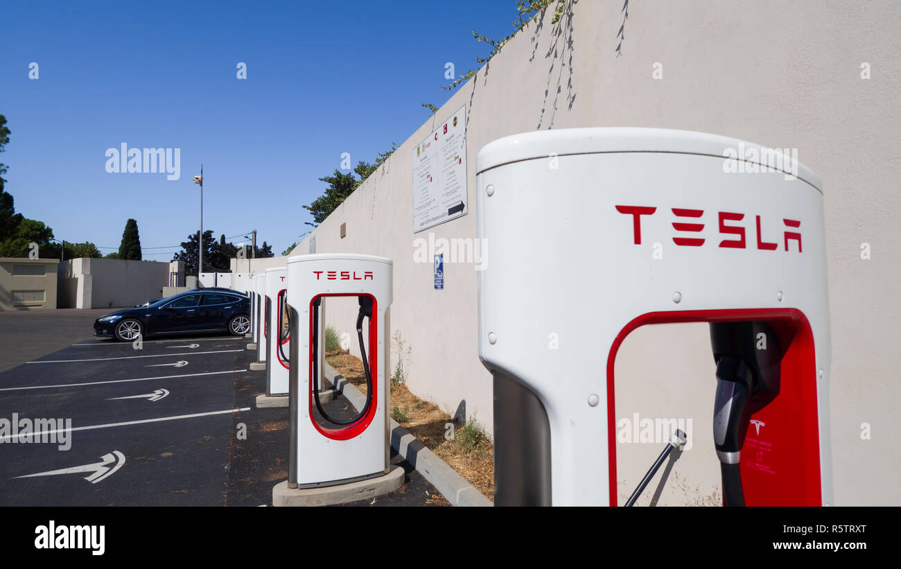 Agosto 2018. Tesla auto carica presso un hotel nei pressi dell'autostrada. Questi veicoli elettrici utilizzare poli speciale chiamato sovralimentazioni. Agosto 2018 in Nimes Foto Stock