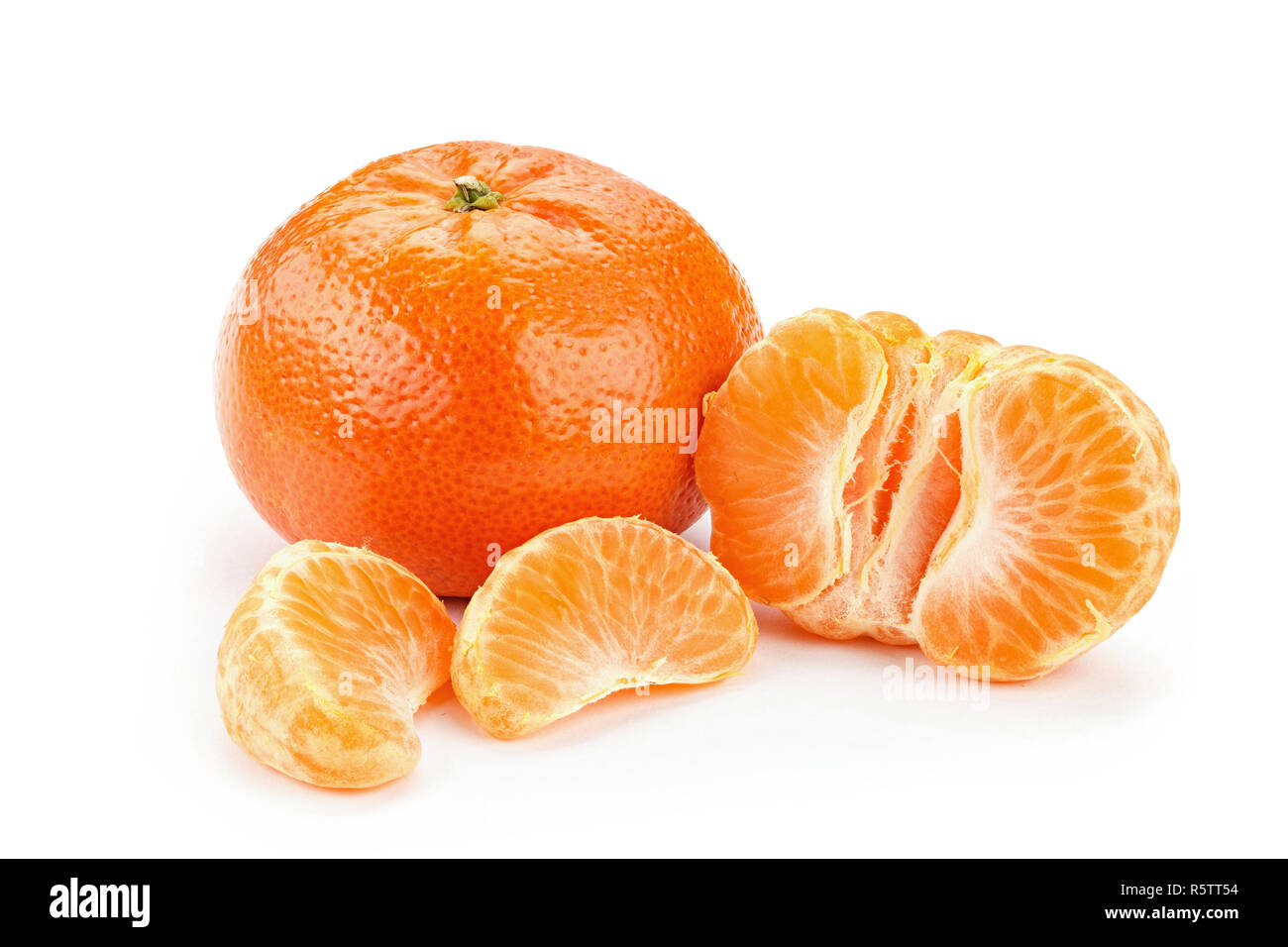 Sbucciate i tangerini e nella buccia isolati su sfondo bianco Foto Stock