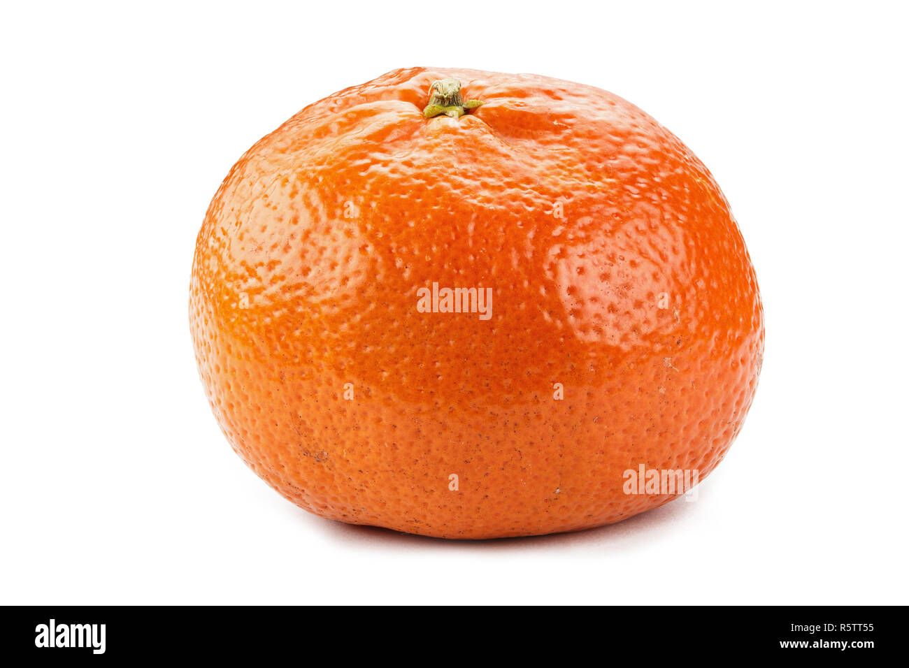 Tangerine peel isolati su sfondo bianco. spazio per il testo Foto Stock