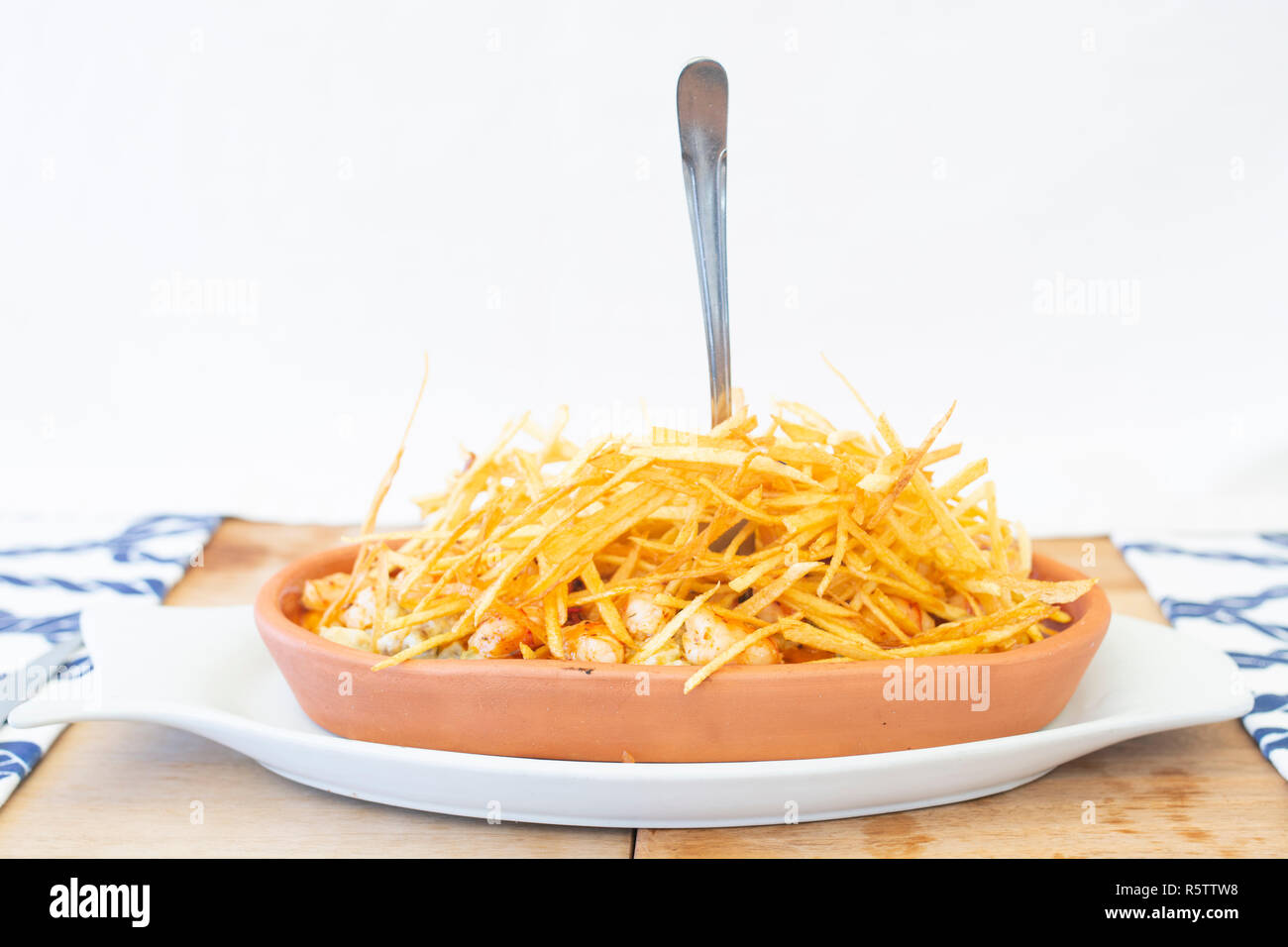 Lo stile mediterraneo di gamberi e sottile striscia di patate sulla parte superiore Foto Stock