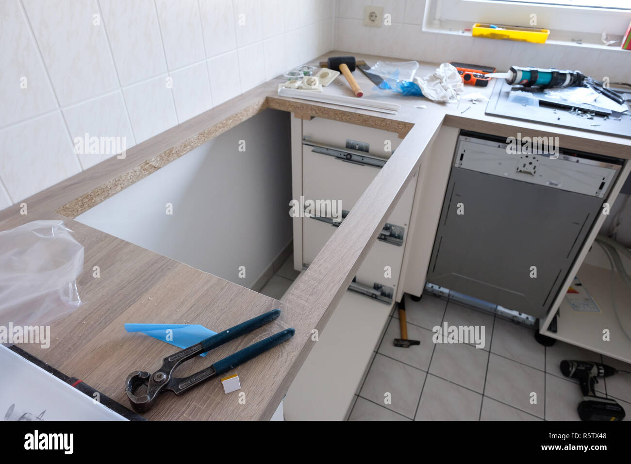 Montaggio di una cucina attrezzata con utensili Foto Stock