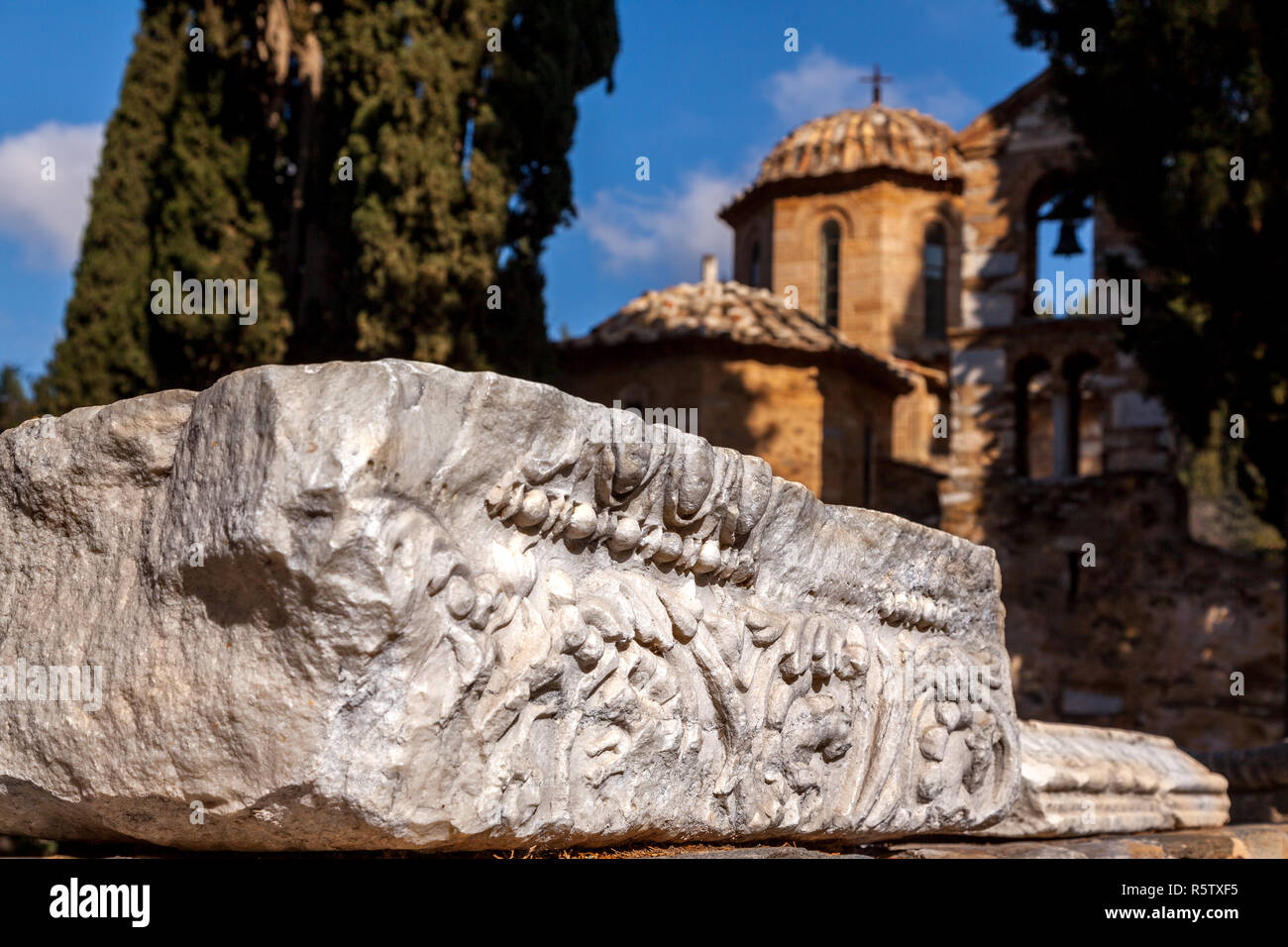 Il Greco antico rudere da destra il monastero bizantino di Moni Kaisarianis (Kesariani monastero), in Atene, Grecia. Foto Stock