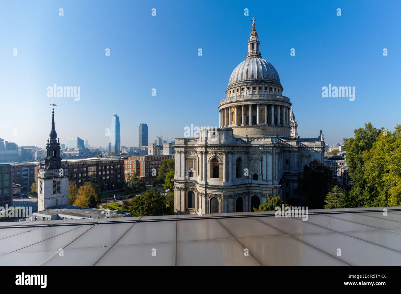 Cattedrale di St Paul vista da un nuovo cambiamento a Londra Inghilterra Regno Unito Regno Unito Foto Stock
